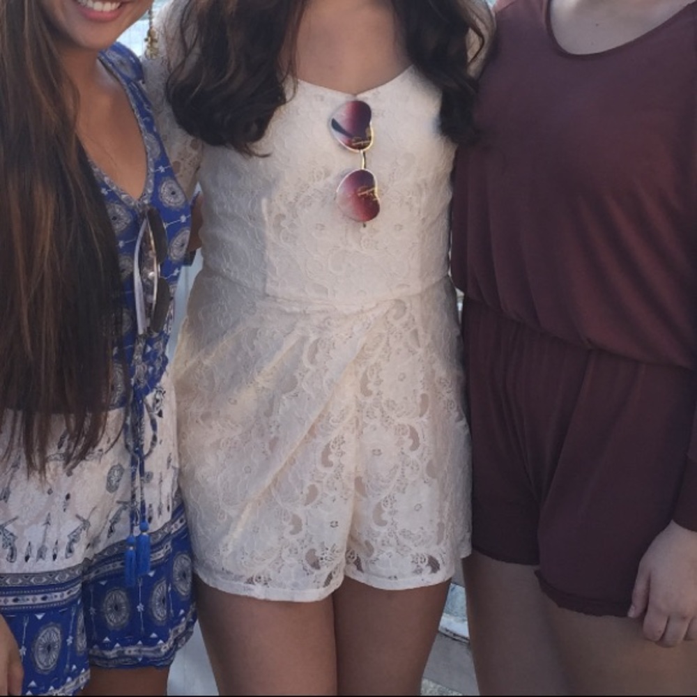 Cream lace romper. Perfect for photo shoots - Picture 4 of 6